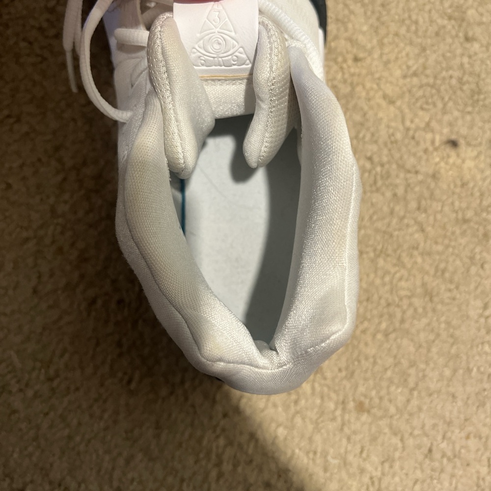 Nike Kyrie 4 Basketball Shoes - Picture 5 of 6